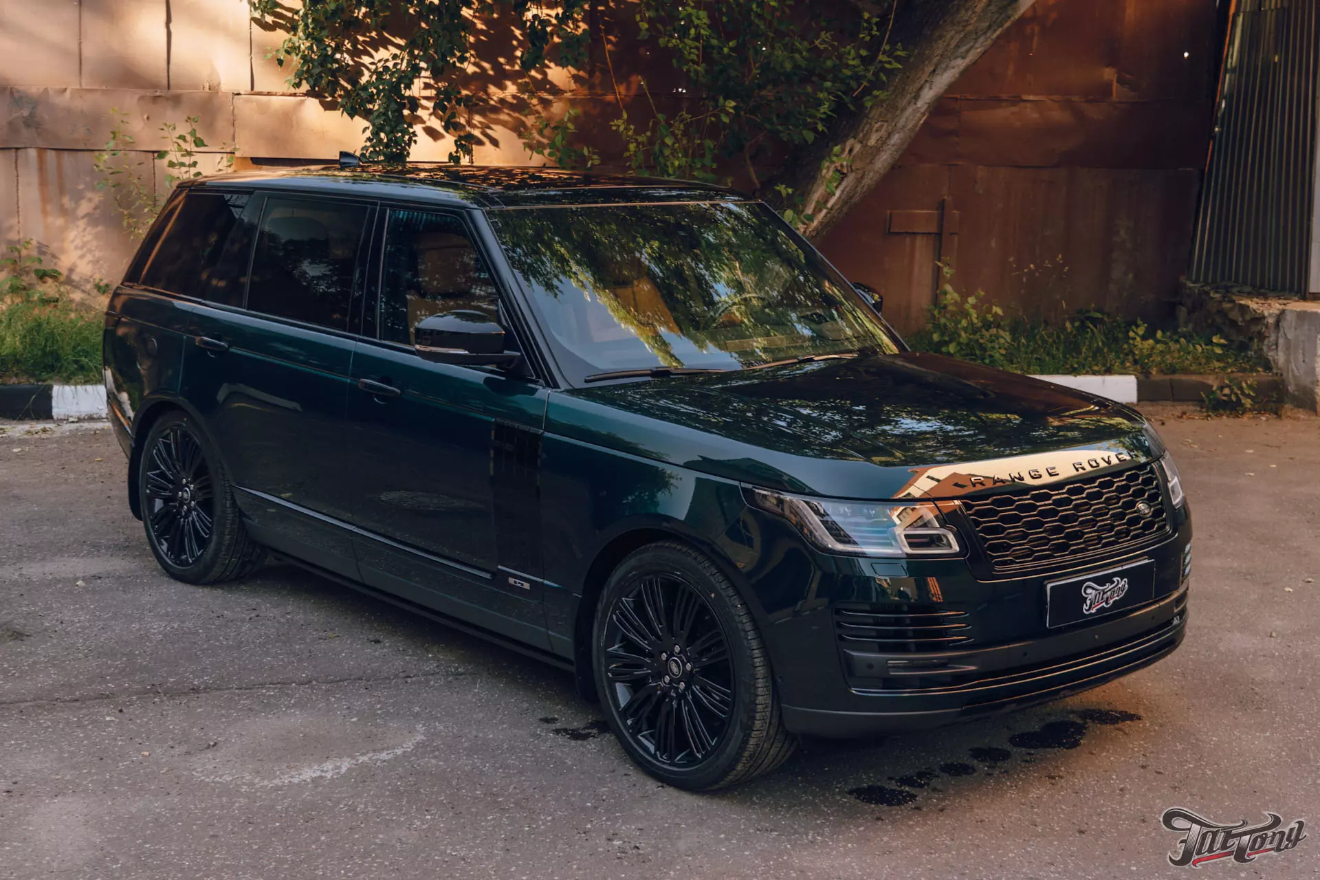 Land Rover Range Rover Autobiography. Оклейка в глянцевый полиуретан